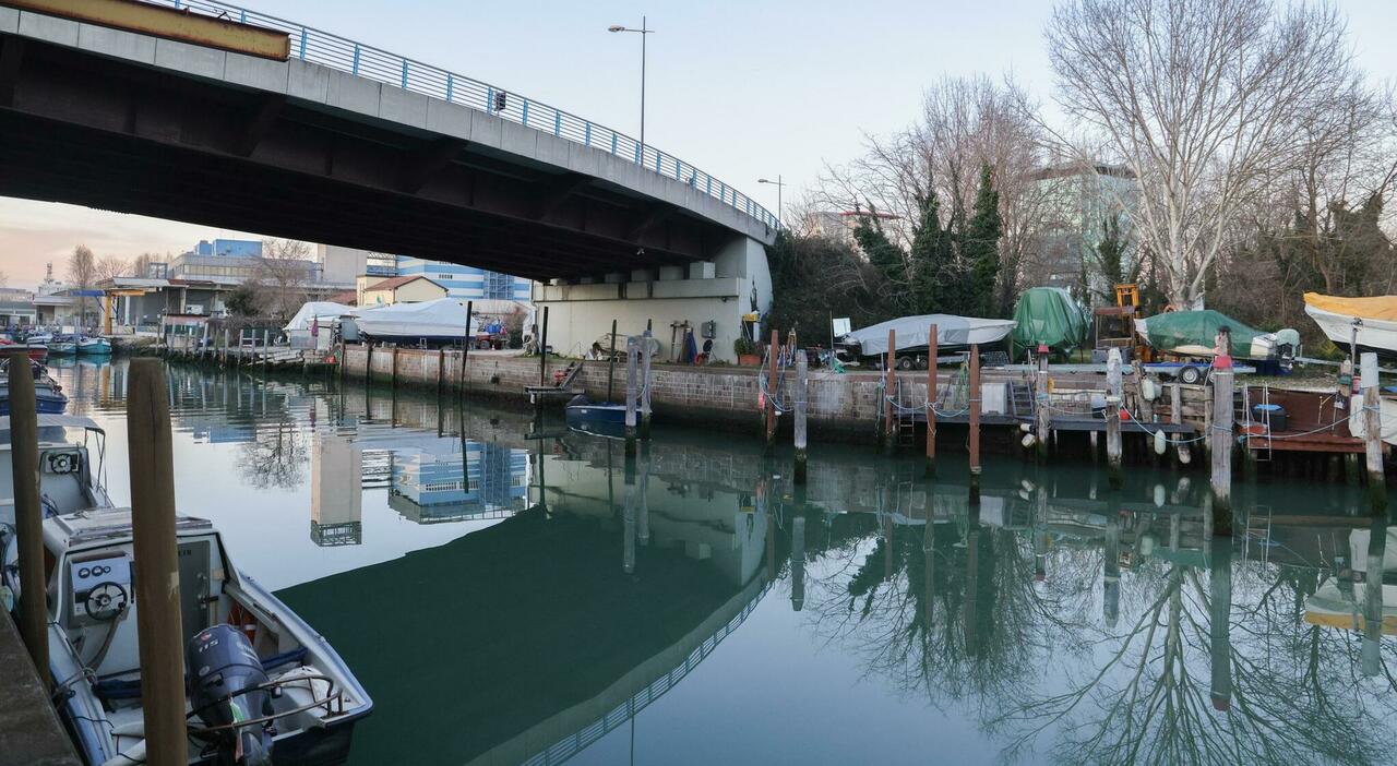 Cade da una barca, morto dipendente italiano 49enne di una ditta di trasporti: la tragedia nel canal Salso