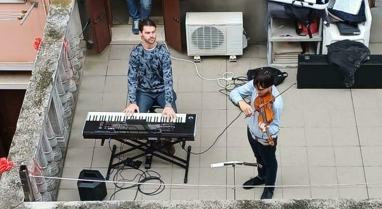 Riccardo Penzo, si laurea in violino e organizza un concerto in terrazza  per scusarsi con i vicini VIDEO