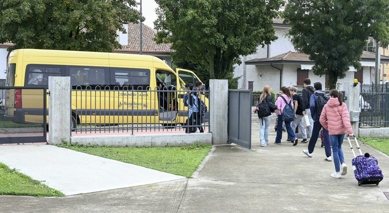 Studente di 11 anni entra in classe con un coltello e lo estrae davanti ai compagni. I genitori impediscono ai figli di entrare in aula (e fanno un sit in)