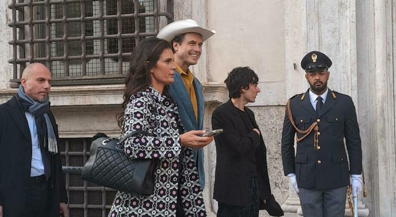 Kimbal Musk (fratello di Elon) con Andrea Stroppa e la moglie di Bocelli a Palazzo Chigi: incontro con il ministro Giuli