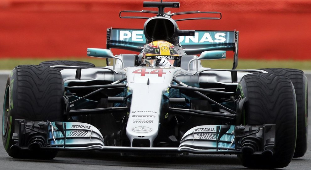 Lewis Hamilton con la sua Mercedes W08 a Silverstone
