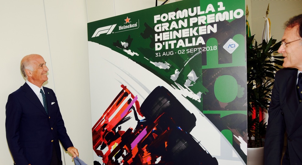 Il presidente dell'Aci Angelo Sticchi Damiani svela il manifesto del GP di Monza disegnato da Aldo Drudi