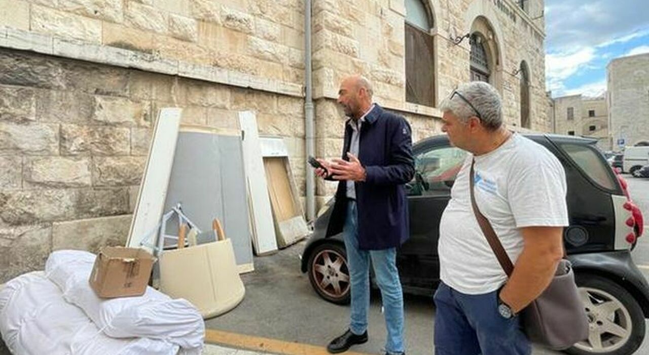 Bari Vecchia, caos rifiuti. La rabbia del sindaco: multe fino a 10mila euro