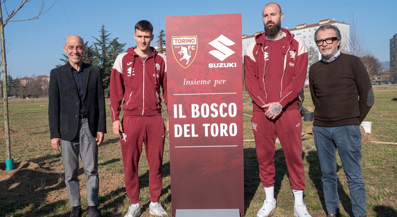 il presidente e Ceo di Suzuki, Massimo Nalli, con il dirigente del Torino FC Lorenzo Barale edue giocatori: Gvidas Gineitis e Vanja Milinkovic Savic