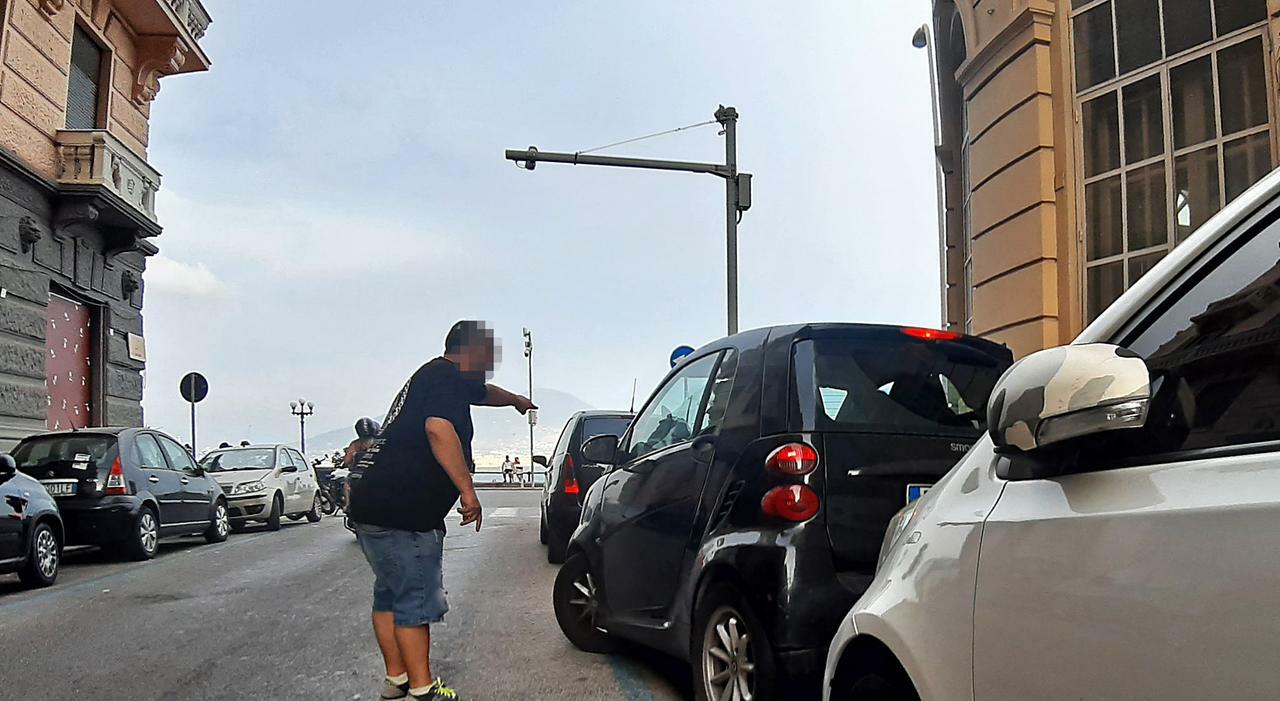 Parcheggiatori abusivi a Napoli, il caso in Parlamento: «Norme più severe»