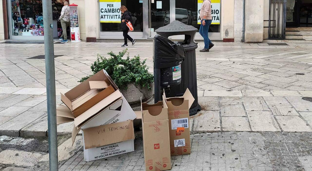 Lecce, rifiuti e cartoni nel centro storico: «Cartolina indecorosa»