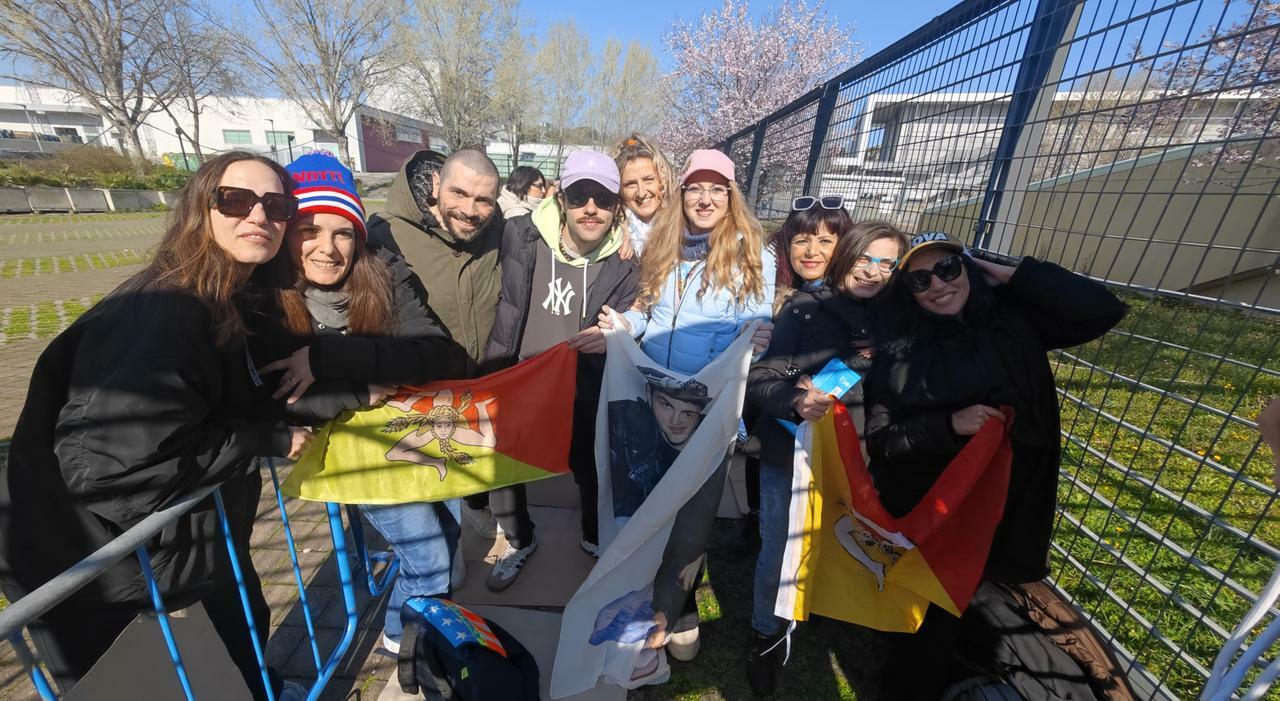 Fan dalla Sicilia, due promessi sposi, gente in fila dalle 7 di mattina alla Vitrifrigo Arena di Pesaro: la gioiosa attesa del popolo di Jovanotti