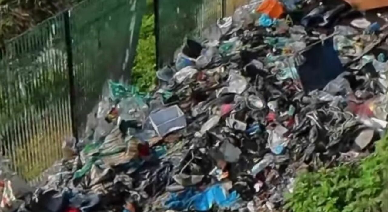 Segnalata una discarica a cielo aperto in via Cilicia, nel quartiere San Giovanni