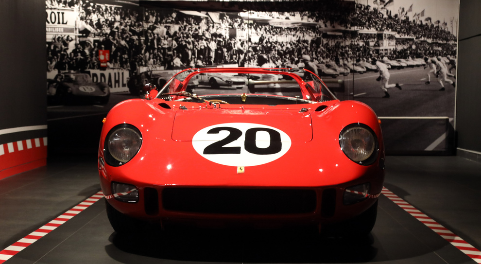 La Ferrari 275P che ha corso alla 24 Ore di Le Mans esposta nel museo di Maranello