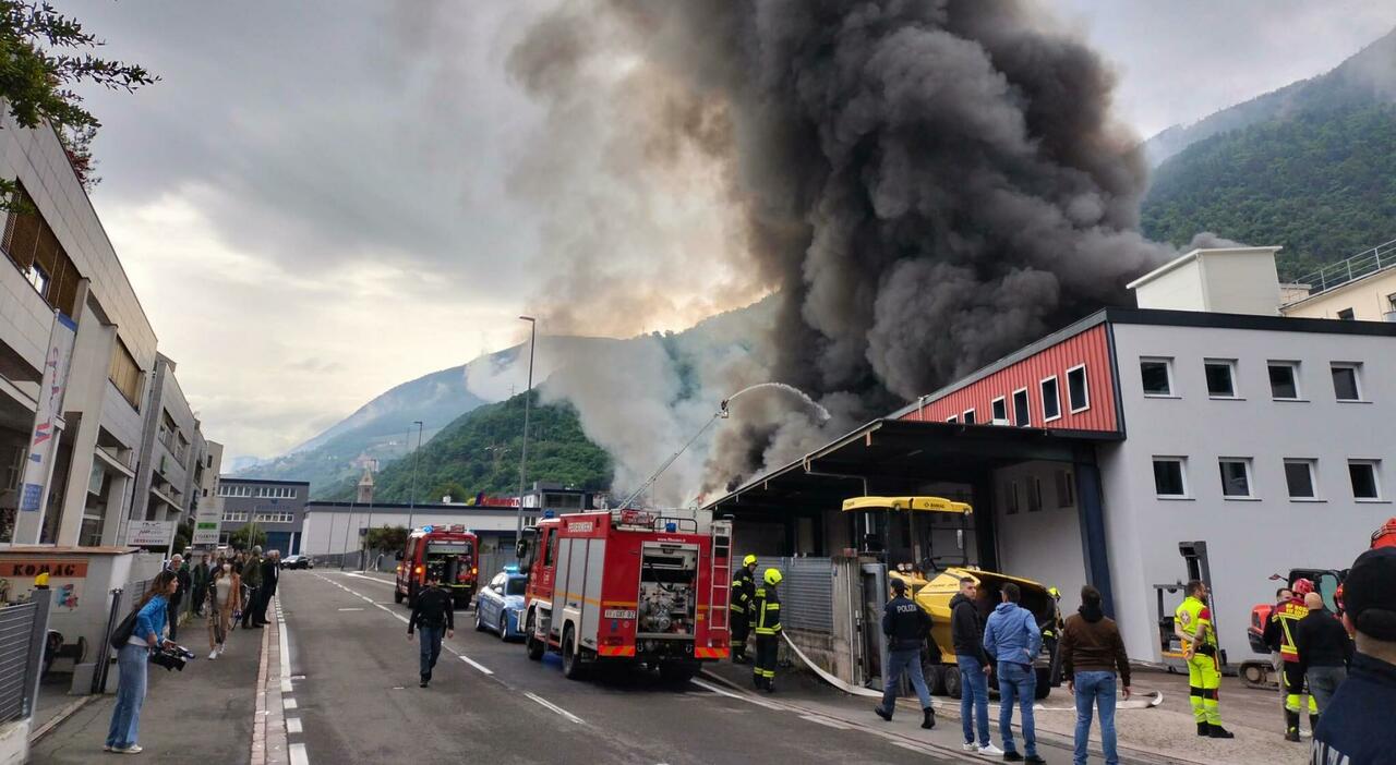 Incendio a Bolzano, brucia stabilimento Alpitronic (che produce colonnine di ricarica per auto elettriche): chiuso lo spazio aereo
