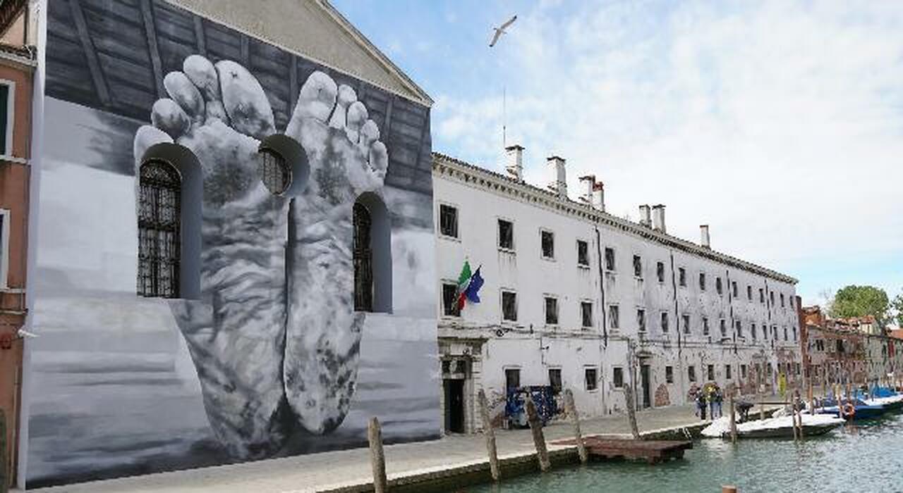 L'Art et l'Espoir derrière les Barreaux: La Visite Papale à la Biennale de Venise