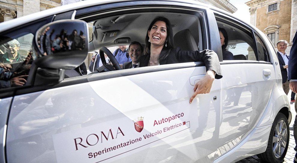 La sindaca di Roma Virginia Raggi con il dg di Psa Italia Massimo Roserba a bordo della Citroen C Zero elettrica