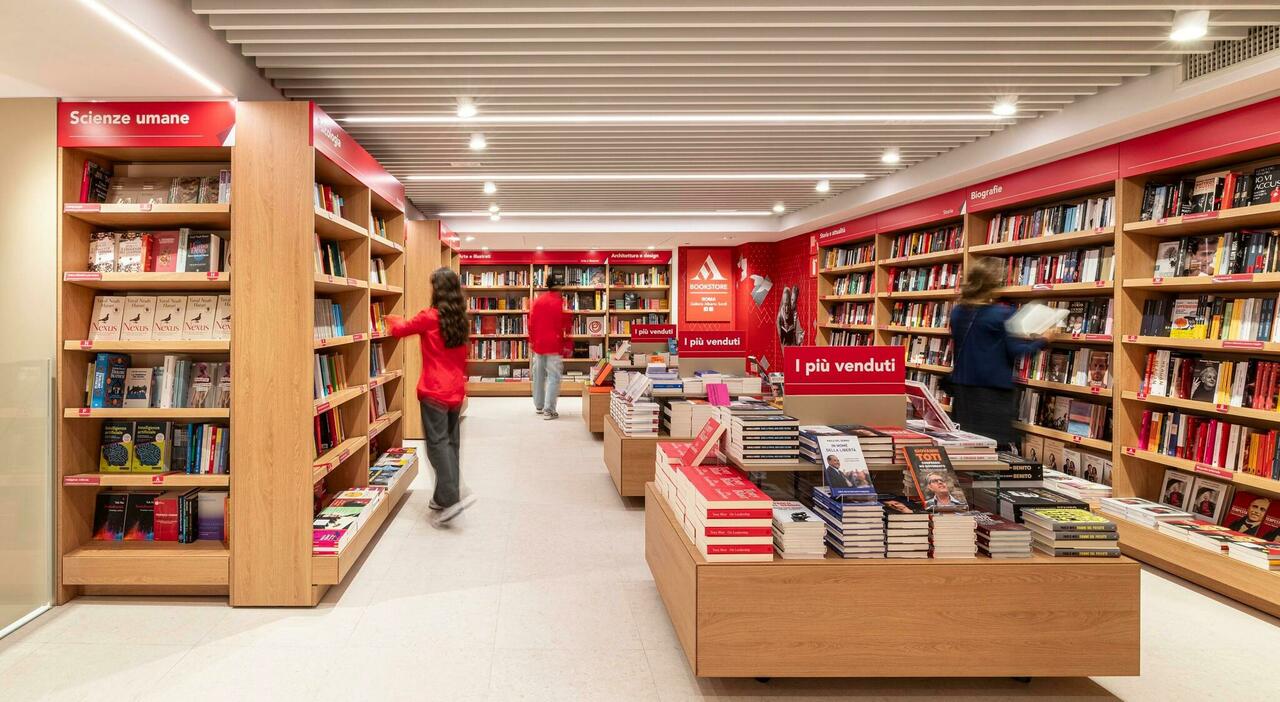 Nuova libreria Mondadori Bookstore inaugurata in Galleria Alberto Sordi: considerata un punto di riferimento.