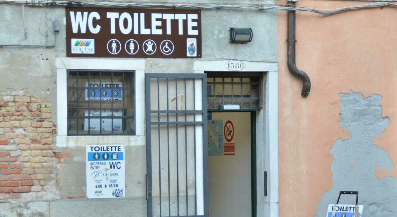 Non trova un bagno e usa le Mercerie, turista tedesco fa la pipì in calle di fronte alla moglie e a un