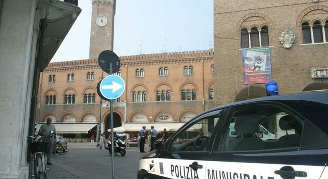 Studentessa aggredita da una squilibrata che poi si avventa sui vigili: paura in piazza dei Signori