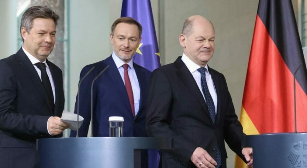 Il cancelliere tedesco Scholz con e i due vicecancellieri del governo, Christian Lindner (ministro delle Finanze) e Robert Habeck (ministro degli Affari economici)