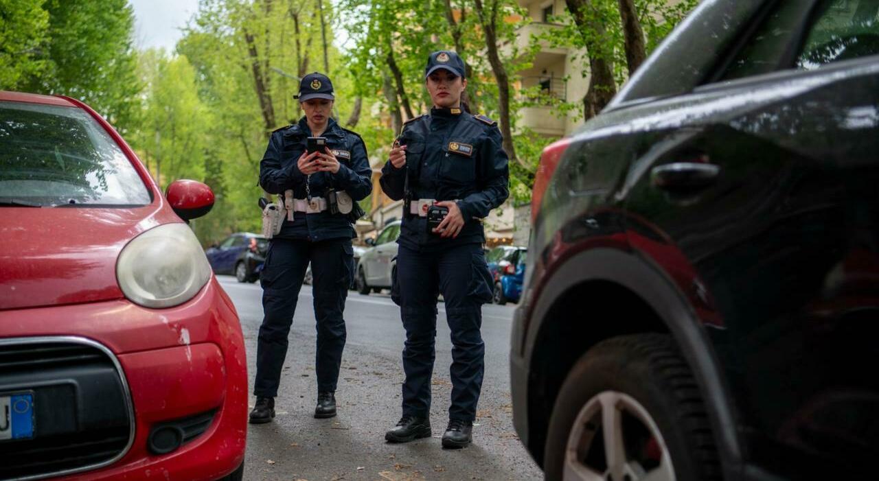 Roma sotto assedio: le auto dei vigili nel mirino dei vandali!