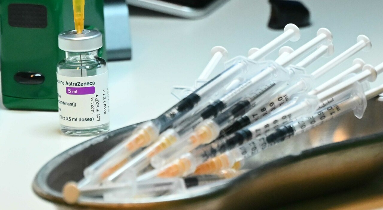 Astrazeneca, perché ha ritirato il vaccino? Tra effetti collaterali e rischi, cosa succede ora: le tappe