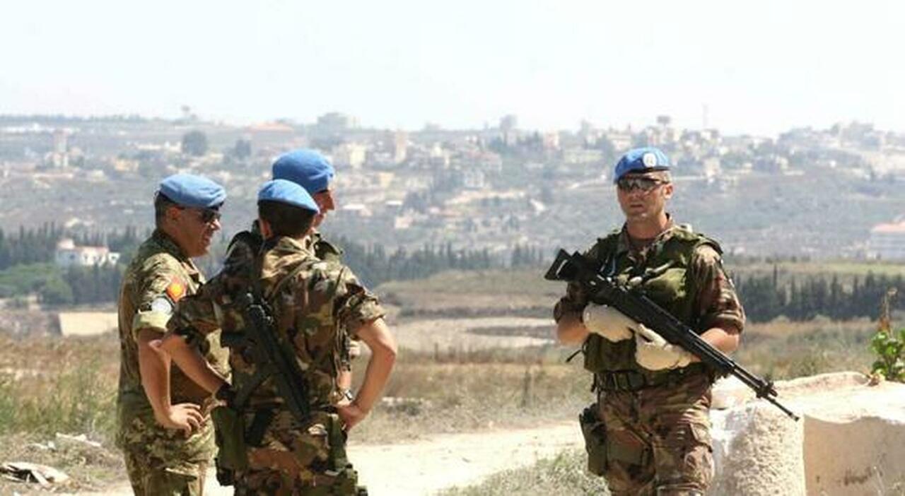 Razzo israeliano sfiora soldati italiani in Libano: lo scoppio, i vetri rotti, la base danneggiata. Cosa è successo