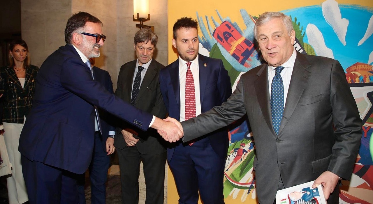 A destra il Vice Presidente del Consiglio e Ministro degli Affari Esteri e della Cooperazione Internazionale l’On. Antonio Tajani mentre stringe la mano a Pietro Benvenuti, direttore dell'Autodromo di Imola
