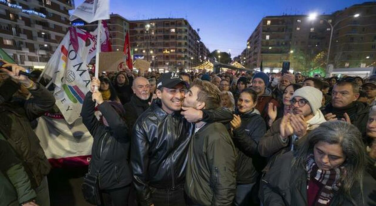 Fiaccolata a Roma per l’aggressione omofoba, identificati 4 membri del gruppo responsabile