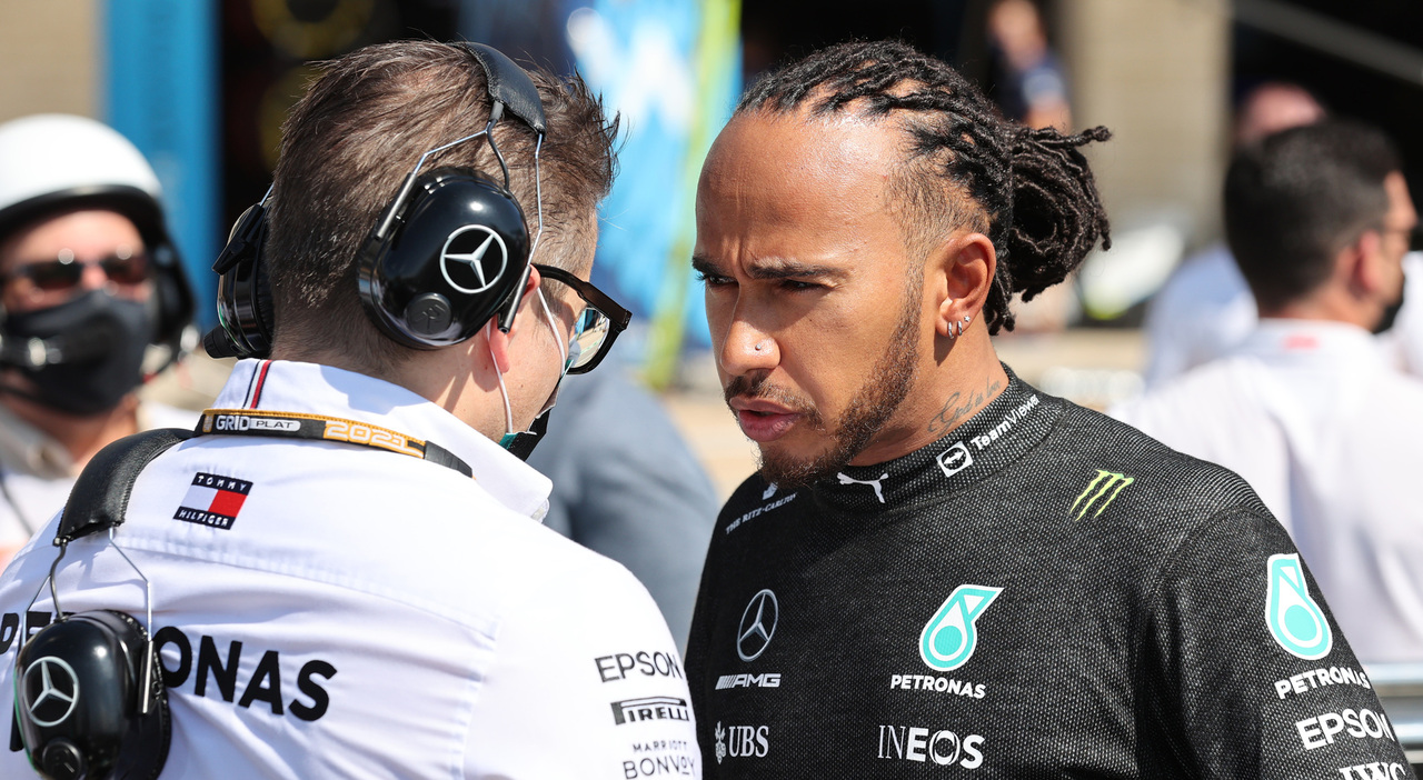 Nella foto, Hamilton discute con il suo ingegnere di pista
