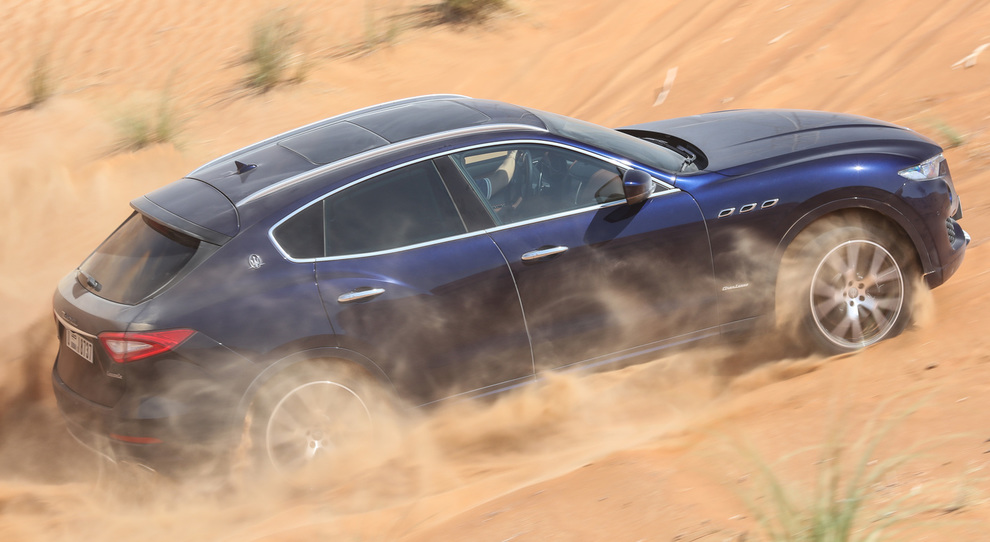 La Maserati Levante GranLusso my 2018 impegnata nel deserto del Dubai