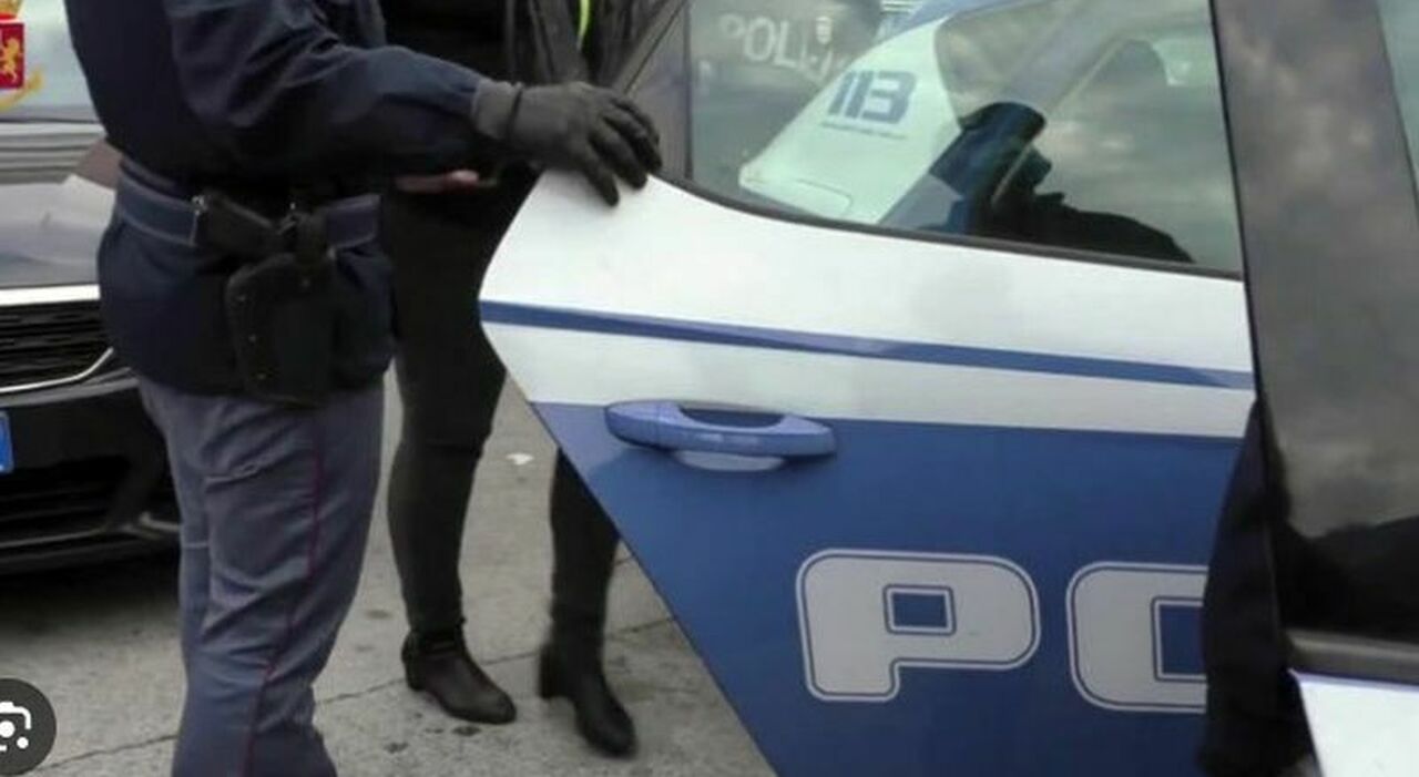 Rapina in un negozio: quattro ladri arrestati dopo aver minacciato un dipendente con un coltello