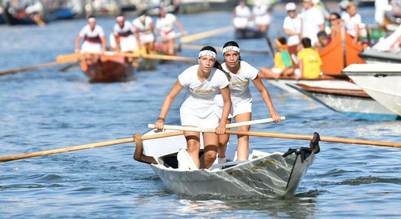 Regata Storica, le ragazze della categoria "Giovanissime" denunciano: «Quando ci alleniamo fischi e commenti molesti degli uomini»