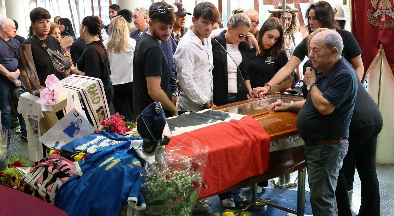 Totò Schillaci, oggi il funerale: migliaia di tifosi in lacrime alla camera ardente