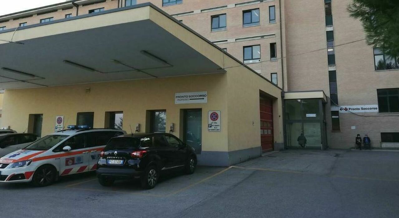 Spacca la porta del pronto soccorso di Civitanova e aggredisce 4 infermieri e un autista: Vi faccio saltare in aria»