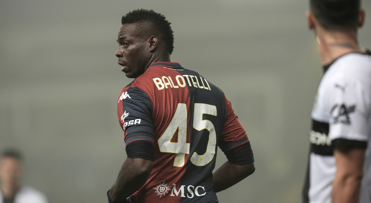 Balotelli può già lasciare il Genoa: «Rescissione immediata». Da bomber azzurro a riserva di Ekuban, la triste parabola di Mario