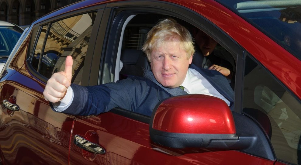 Il Premier inglese Boris Johnson al volante