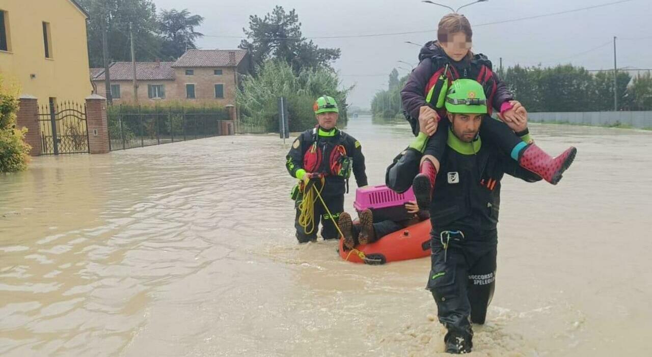 Inondazioni Emilia Romagna, fiumi in piena e fuga sui tetti. Crollano le case: due dispersi. Cosa è successo