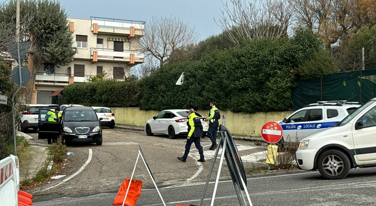 Tragica carambola, due operai miracolati: «Noi vivi per trenta secondi»