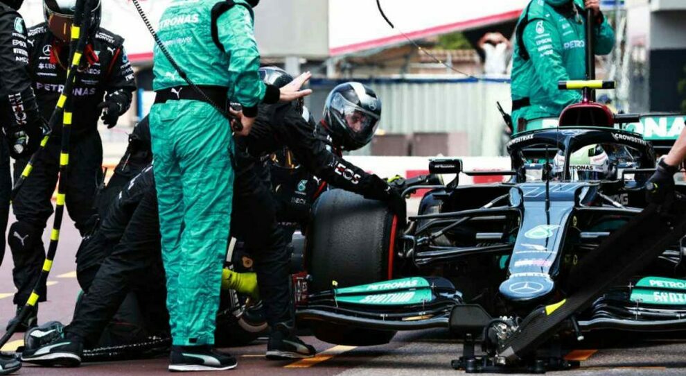 Nella foto, la concitazione attorno alla ruota che non si toglie dalla W12 di Bottas