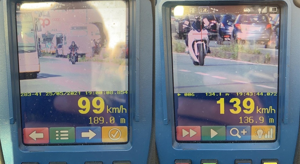 L'immagine di destra dell'autovelox che immortala il folle motociclista a Genova mentre sfreccia a 140 km/h