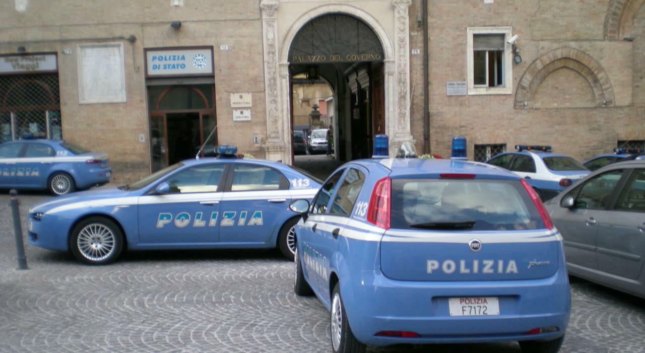 Macerata, rissa per la restituzione di un cellulare: dodici peruviani denunciati dalla polizia