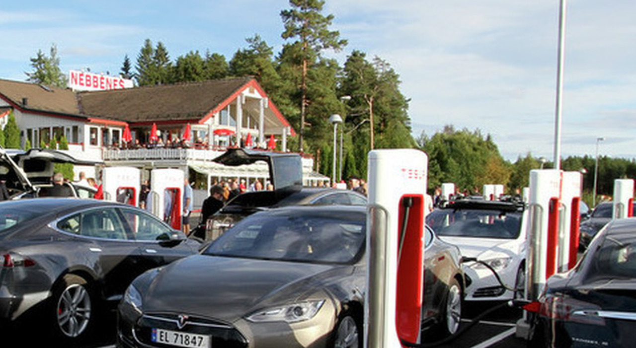 Tesla in un parcheggio norvegese