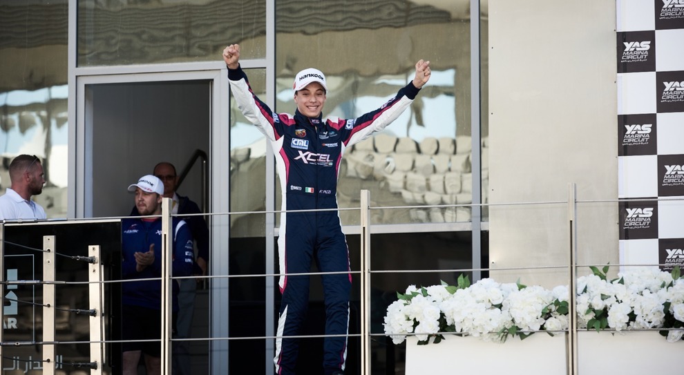 Francesco Pizzi festeggia una vittoria in Formula 4