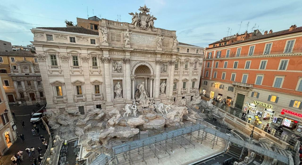 La nuova passerella per ammirare da vicino la Fontana di Trevi (con la mini-vasca per il lancio delle monetine) viene presentata.