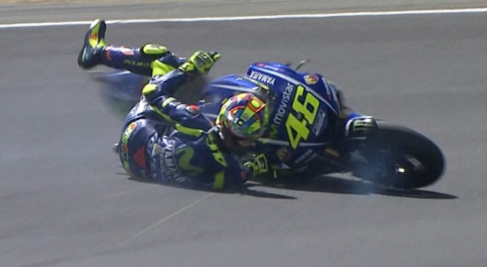 Il momento della caduta di Valentino Rossi a Le Mans