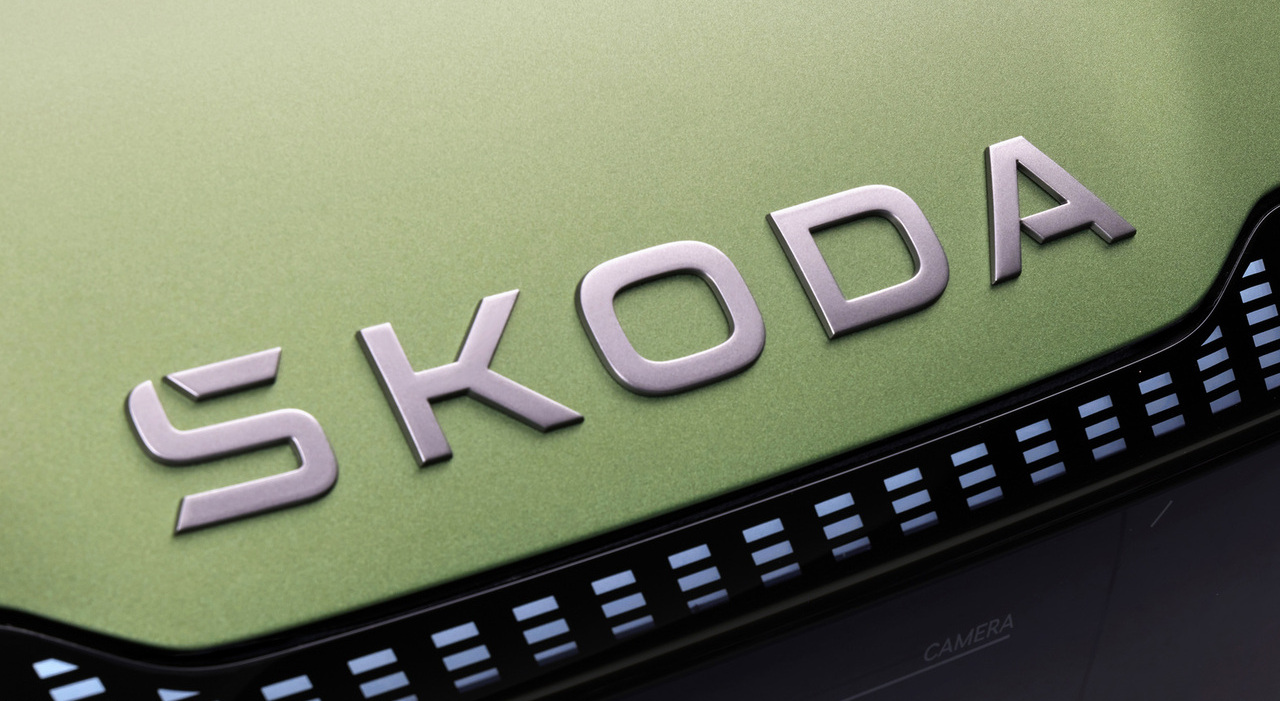La nuova scritta Škoda sarà l'unico modo con il quale saranno identificate le vetture future del marchio boemo. La S iniziale integra l'accento diacritico e il logo alato sarà utilizzato in altri ambiti di comunicazione.