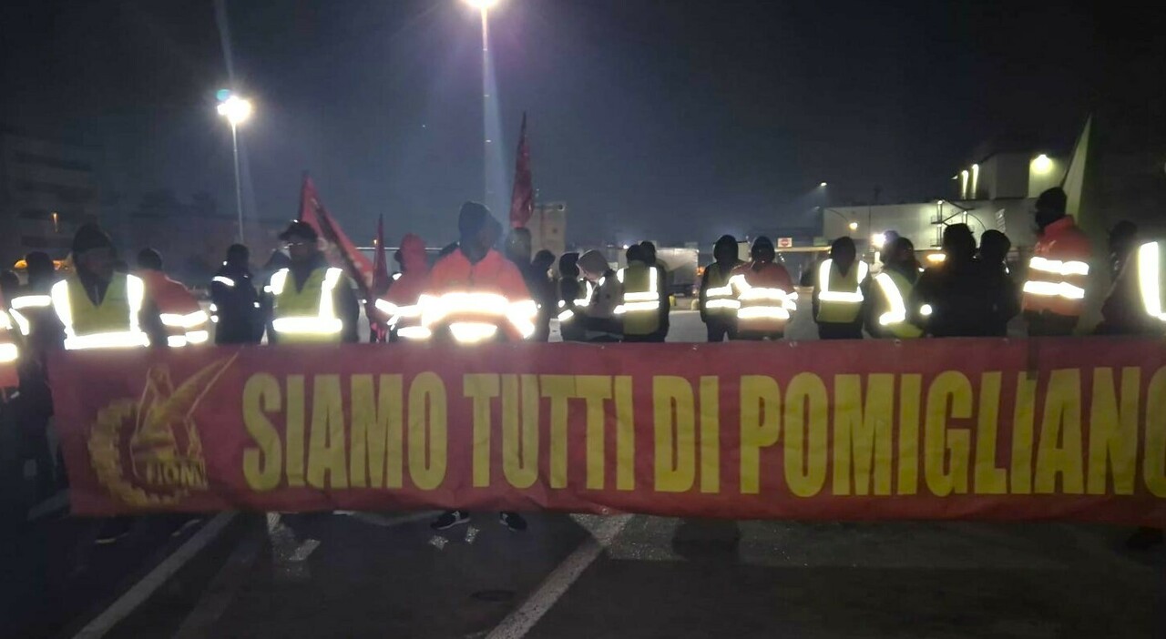 Stellantis Pomigliano, gli operai Trasnova in picchetto con i politici. E oggi arriva Conte