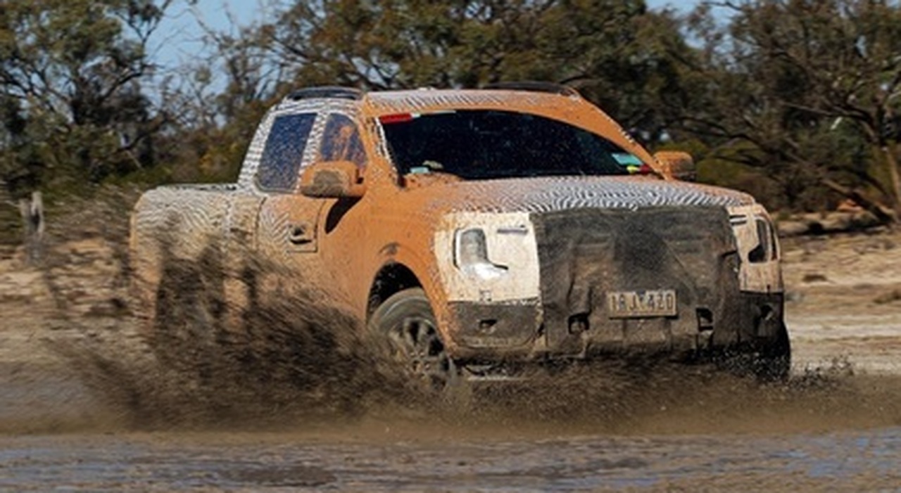 Il nuovo Ford Ranger ancora con la carrozzeria camuffata durante i test estremi