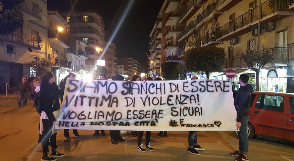 Guardia giurata aggredita a Piscinola, a Marano una fiaccolata di  solidarietà