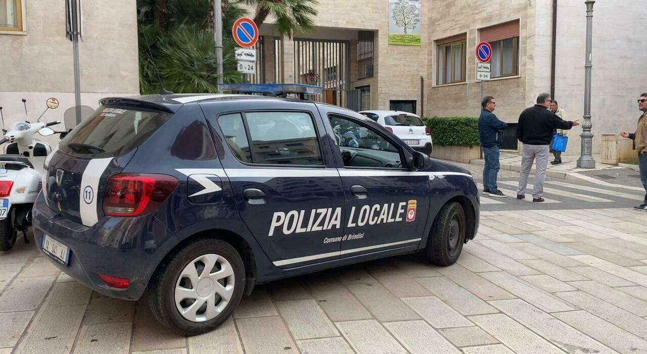 In municipio armato di coltello, raggiunge la stanza del sindaco e poi l