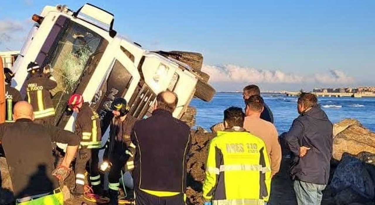 Spectacular Accident on the Coast of Ostia: Truck Overturns on the Cliff
