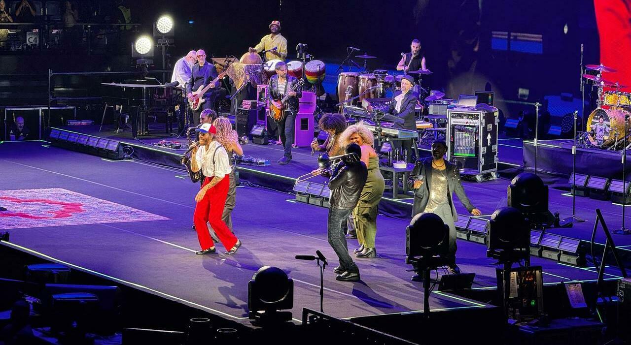 «Che festa, mi emozionate». Jovanotti infiamma i 10mila della Vitrifrigo Arena nell