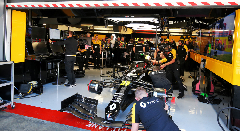 Il box Renault nei test pre campionato a Barcellona